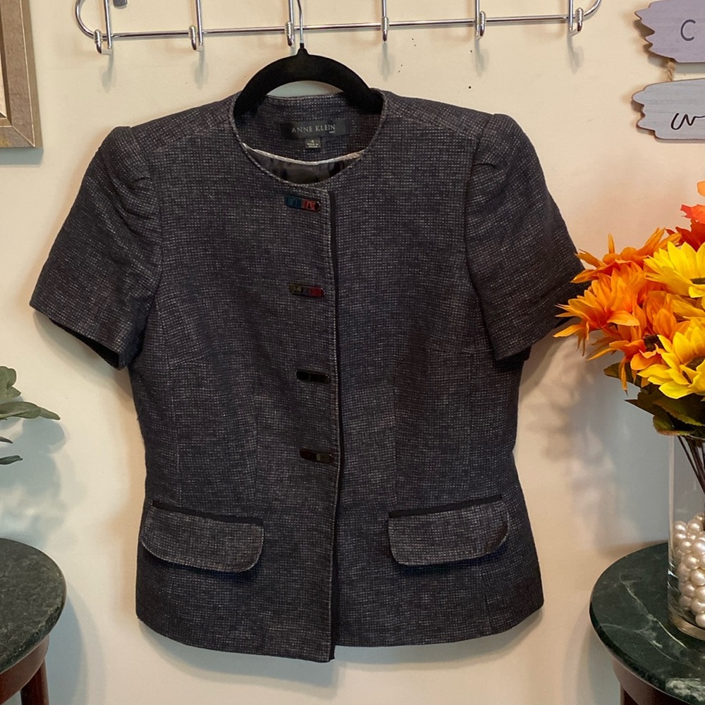 Anne Klein Suit Jacket Sz 4. Snaps down front, has faux pockets, & shoulder pads